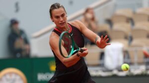 Eine enttäuschte Aryna Sabalenka auf dem Sandplatz der French Open nach ihrem überraschenden Ausscheiden.