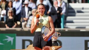 Tennisspielerin Maja Chwalinska beim Aufschlag auf dem Sandplatz in Paris