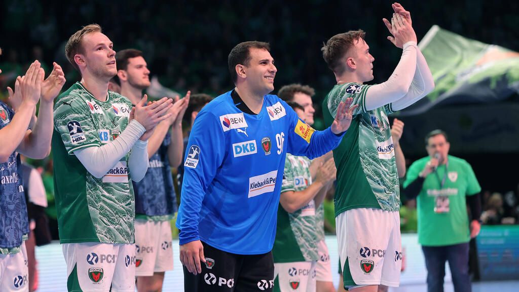 Handball-Torwart Dejan Milosavljev im Trikot der Füchse Berlin in Aktion auf dem Spielfeld