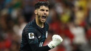 Kap Verdes Torwart Vozinha hält den Ball souverän im Spiel gegen Spanien bei der WM