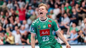 Torhüter Malte Semisch von GWD Minden bejubelt eine erfolgreiche Aktion im Handball-Spiel gegen den THW Kiel