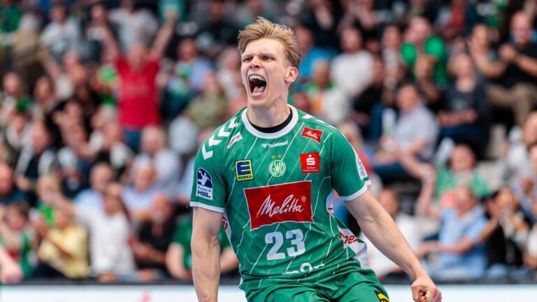Torhüter Malte Semisch von GWD Minden bejubelt eine erfolgreiche Aktion im Handball-Spiel gegen den THW Kiel