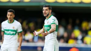 Der spanische Fußballprofi Rafa Mir im Trikot auf dem Spielfeld