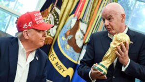 FIFA-Präsident Gianni Infantino steht bei einer offiziellen Pressekonferenz vor den Flaggen der USA und des Weltverbandes