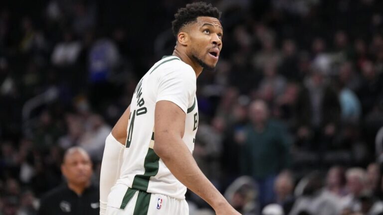 Giannis Antetokounmpo im Trikot der Milwaukee Bucks blickt nachdenklich auf das Spielfeld