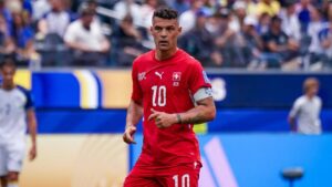 Granit Xhaka jubelt im roten Trikot der Schweizer Nationalmannschaft nach seinem Tor bei der Weltmeisterschaft