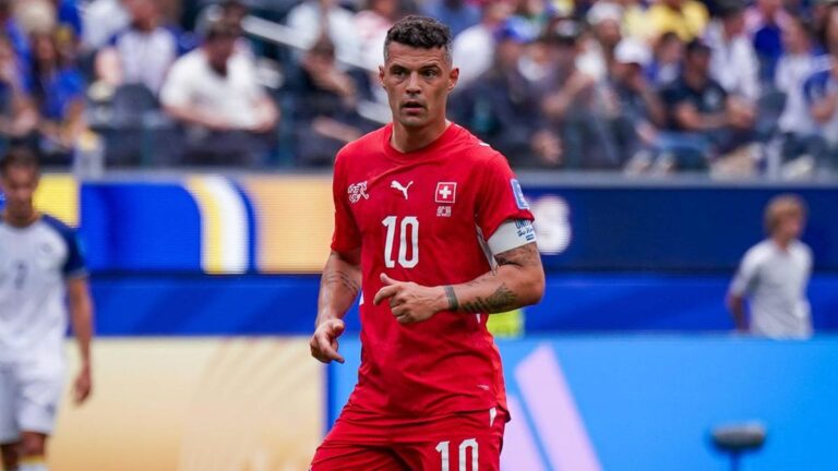 Granit Xhaka jubelt im roten Trikot der Schweizer Nationalmannschaft nach seinem Tor bei der Weltmeisterschaft