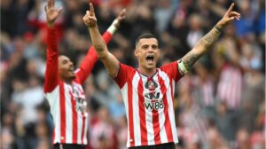 Granit Xhaka im Trikot der Schweizer Nationalmannschaft fokussiert am Ball