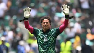 Mexikos Torhüter Guillermo Ochoa steht nachdenklich auf dem Spielfeld der WM 2026