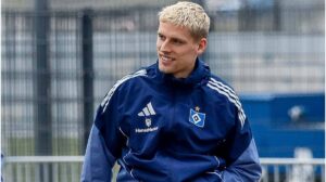 Albert Groenbaek im Trikot des Hamburger SV jubelt auf dem Spielfeld