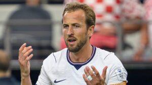 Harry Kane im Trikot des FC Bayern München gestikuliert fokussiert auf dem Spielfeld