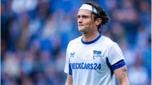 Fabian Reese im Trikot von Hertha BSC gestikuliert während eines Fußballspiels auf dem Platz