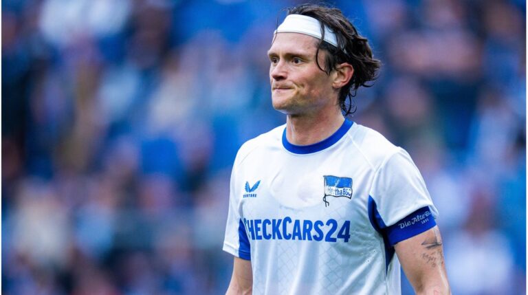 Fabian Reese im Trikot von Hertha BSC gestikuliert während eines Fußballspiels auf dem Platz