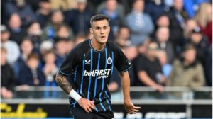 Aleksandar Stankovic im Trikot des Club Brügge jubelt auf dem Fußballplatz.