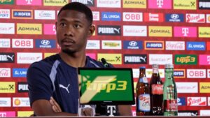 David Alaba im Trikot von Real Madrid schaut nachdenklich und enttäuscht auf das Spielfeld.
