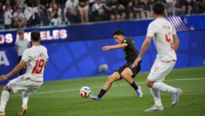 Zweikampf zwischen Spielern aus dem Iran und Neuseeland bei der WM 2026 in Los Angeles