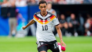 Jamal Musiala jubelt emotional im Trikot der deutschen Nationalmannschaft nach seinem Tor beim WM-Auftakt