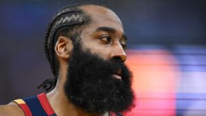 Basketballspieler James Harden im Trikot der Cleveland Cavaliers am Ball