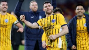 James Milner im Trikot von Brighton and Hove Albion bedankt sich bei den Fans im Stadion