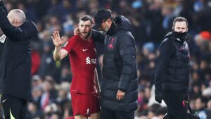 James Milner winkt den Fans auf dem Rasen zum Abschied von seiner Fußball-Karriere zu