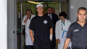 Ein erschöpfter Jannik Sinner blickt enttäuscht auf dem Sandplatz der French Open zu Boden
