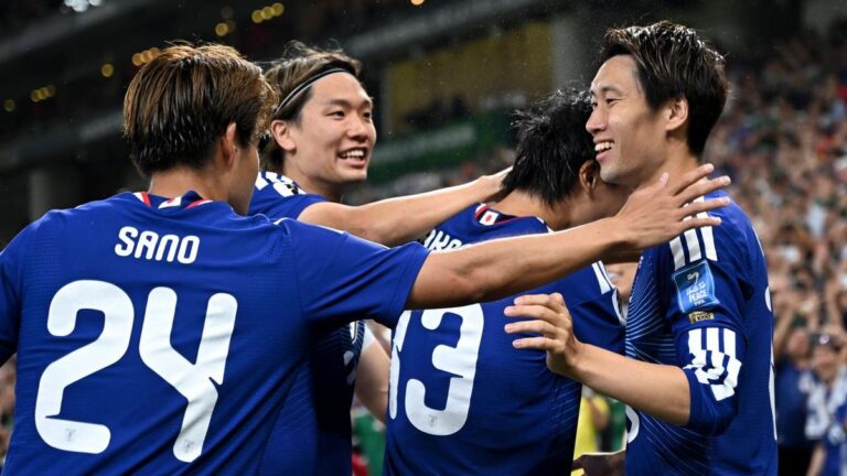 Japans Stürmer Ayase Ueda bejubelt einen Treffer im WM-Gruppenspiel gegen Tunesien