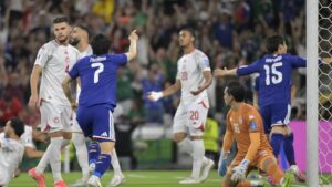 Enttäuschter tunesischer Nationalspieler auf dem Rasen nach der 0:4-Niederlage gegen Japan bei der WM