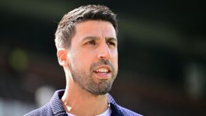 Sami Khedira und Jose Mourinho stehen gemeinsam am Spielfeldrand bei Real Madrid