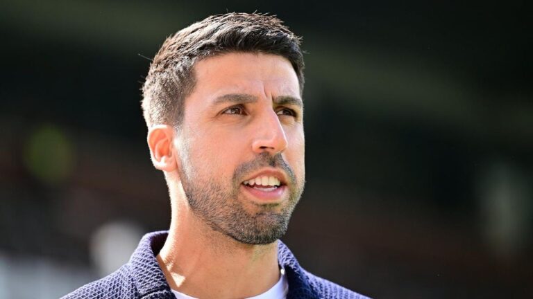 Sami Khedira und Jose Mourinho stehen gemeinsam am Spielfeldrand bei Real Madrid