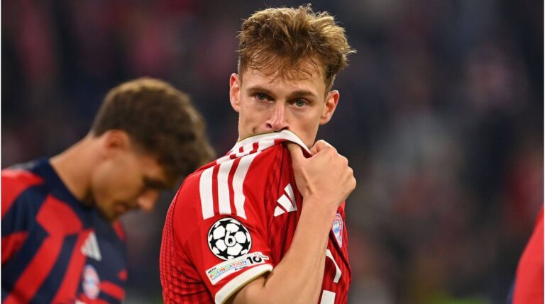 Joshua Kimmich im Trikot des FC Bayern München gestikuliert hochkonzentriert auf dem Spielfeld