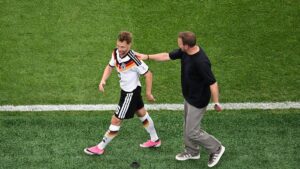 Joshua Kimmich im Trikot der deutschen Nationalmannschaft mit Kapitänsbinde am Arm auf dem Spielfeld