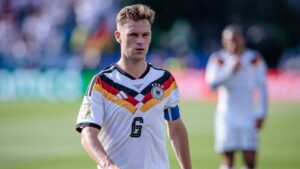 Enttäuschter Joshua Kimmich im Trikot der deutschen Nationalmannschaft nach dem WM-Aus gegen Paraguay auf dem Spielfeld.