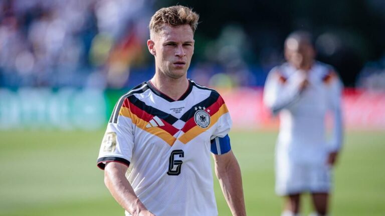 Enttäuschter Joshua Kimmich im Trikot der deutschen Nationalmannschaft nach dem WM-Aus gegen Paraguay auf dem Spielfeld.