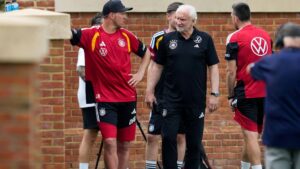 Bundestrainer Julian Nagelsmann und DFB-Sportdirektor Rudi Völler im vertrauten Gespräch beim Training.