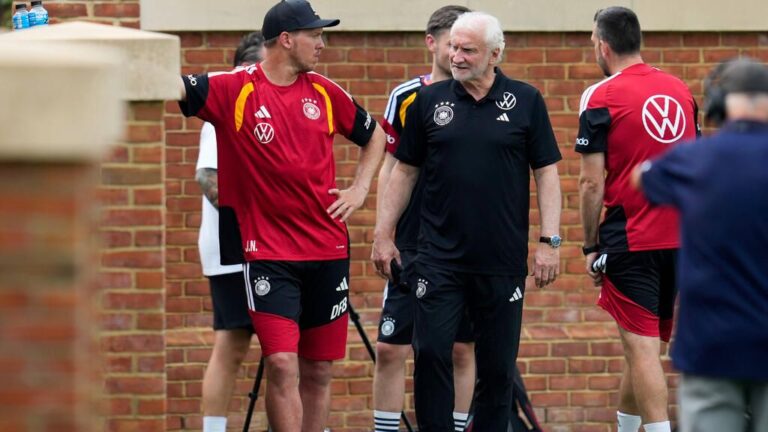 Bundestrainer Julian Nagelsmann und DFB-Sportdirektor Rudi Völler im vertrauten Gespräch beim Training.