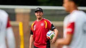 Bundestrainer Julian Nagelsmann pariert Bälle im Torwarttraining der deutschen Nationalmannschaft