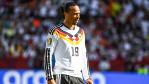 Julian Nagelsmann gestikuliert am Spielfeldrand und gibt Leroy Sané während des WM-Spiels taktische Anweisungen