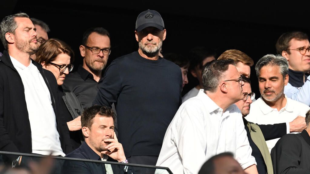Jürgen Klopp im Stadion, fokussiert und in seiner neuen Rolle als Fußballchef bei Red Bull
