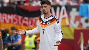 Kai Havertz im Trikot der deutschen Nationalmannschaft blickt fokussiert über das Spielfeld