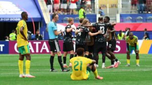 Jubelnde kanadische Nationalspieler um Torschütze Stephen Eustaquio nach dem Sieg gegen Südafrika bei der Fußball-WM