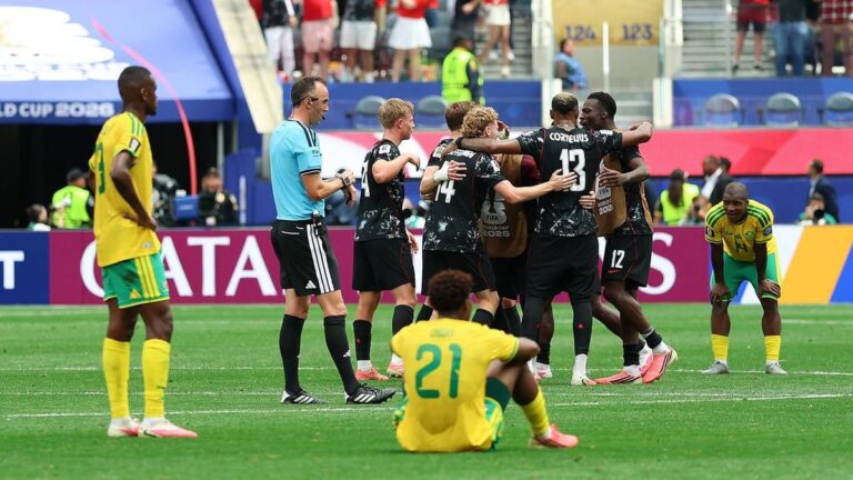 Jubelnde kanadische Nationalspieler um Torschütze Stephen Eustaquio nach dem Sieg gegen Südafrika bei der Fußball-WM