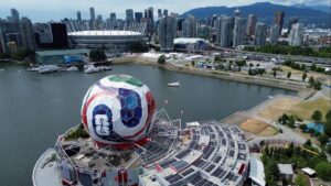 Gigantische Kanada-Flagge und Fußballfans vor dem BC Place Stadion in Vancouver