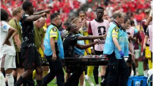 Trainer Jesse Marsch und das kanadische Team im Kreis auf dem Rasen nach der Verletzung von Ismael Kone.
