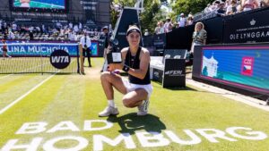 Karolina Muchova jubelt mit der Trophäe der Bad Homburg Open nach ihrem Finalsieg auf dem Rasenplatz.