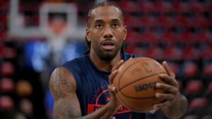 Kawhi Leonard im Trikot der Los Angeles Clippers beim Dribbling auf dem NBA-Court