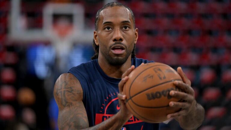Kawhi Leonard im Trikot der Los Angeles Clippers beim Dribbling auf dem NBA-Court