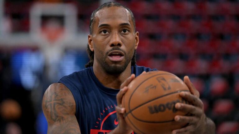 Kawhi Leonard im Trikot der Los Angeles Clippers konzentriert beim Dribbling auf dem Spielfeld