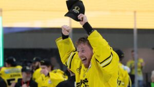 Jubelnde Spieler der Krefeld Pinguine in voller Eishockey-Ausrüstung auf dem Eis nach dem Gewinn der Meisterschaft
