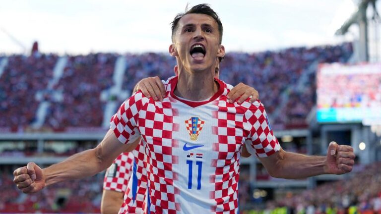 Jubelnder Ante Budimir im Trikot von Kroatien nach seinem Siegtor gegen Panama bei der WM