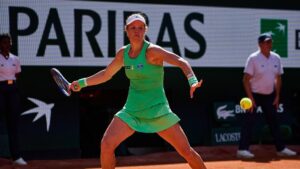 Laura Siegemund jubelt mit Edouard Roger-Vasselin beim Mixed-Doppel der French Open in Paris.